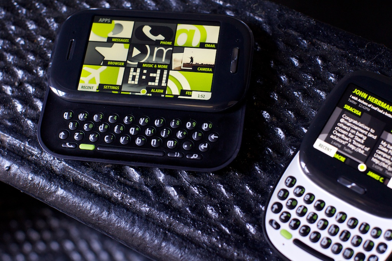 Illustration for article titled Microsoft Kin Review: The Best Cellphones You'll Never Buy